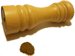 Pfeffermühle mit gemahlenem schwarzen Pfeffer
